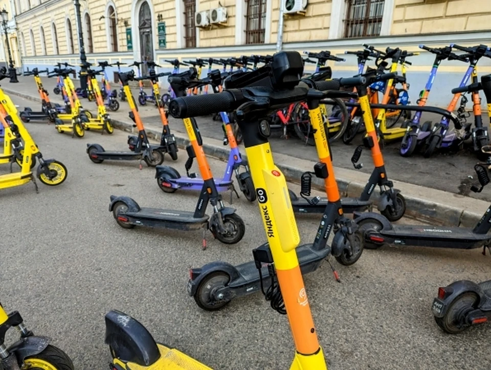 Если самокатчик движется по тротуару, он обязан спешиться и снизить скорость до минимальной отметки.