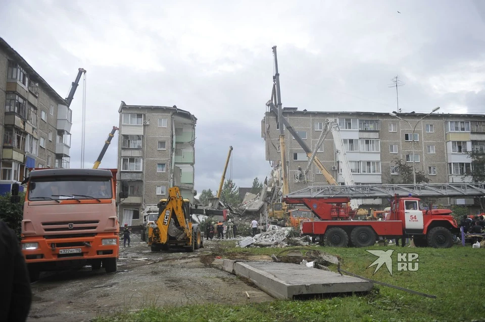 Подъезды дома обрушились примерно в 11.40