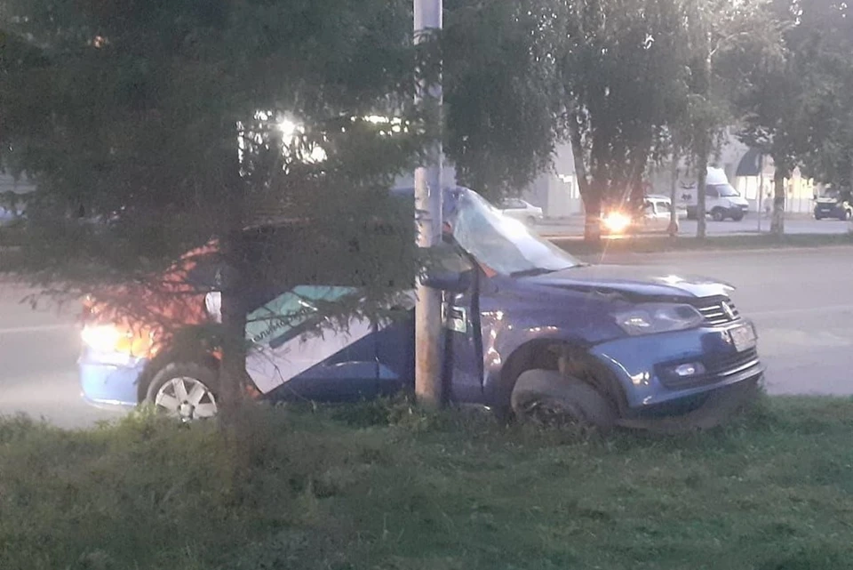 Два человека госпитализированы после ДТП со столбом. Фото: Авто Бердск