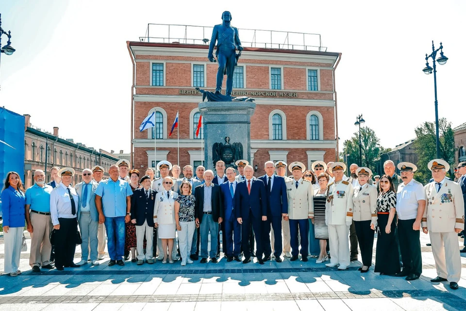 В День ВМФ на площади Труда установили памятник Ушакову. Фото: t.me/a_beglov