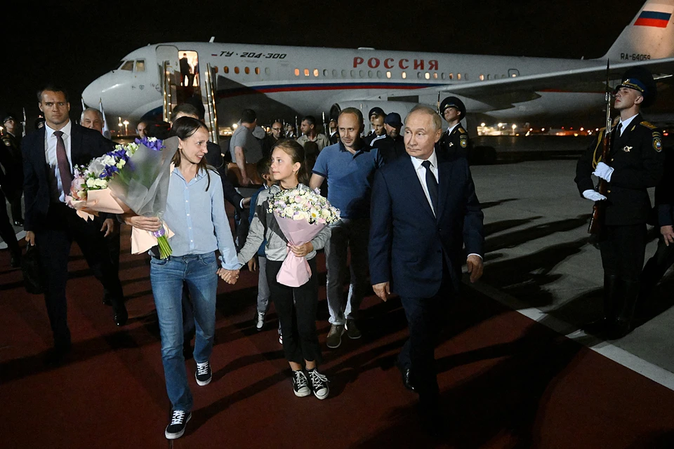 Путин лично встретил россиян после обмена в московском аэропорту