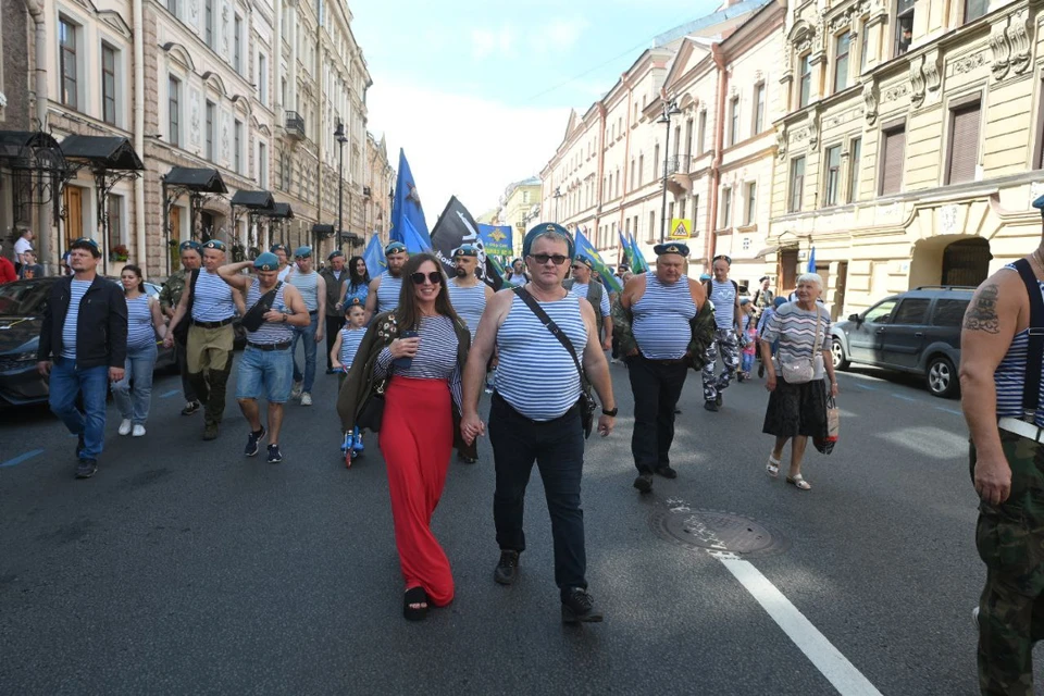 В центре Петербурга собрались десятки офицеров вместе с семьями.