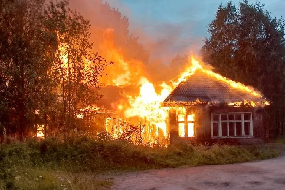 Здание полностью сгорело, произошло обрушение кровли и стен на площади 800 квадратных метров. Фото: vk.com/murman01