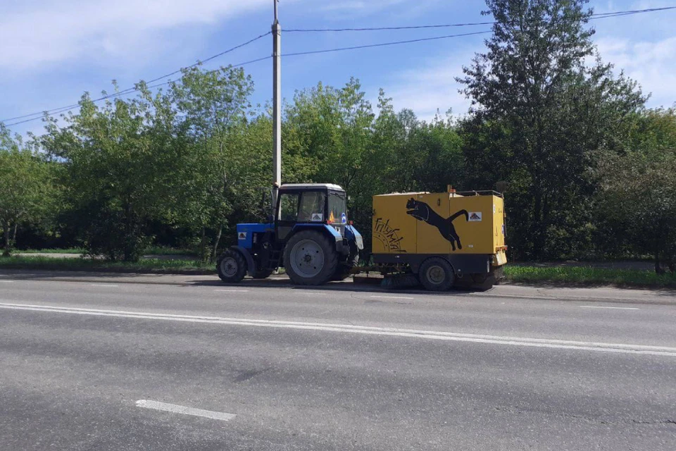 В Иркутске дорожники с пяти утра убирают заездные карманы и улицы.