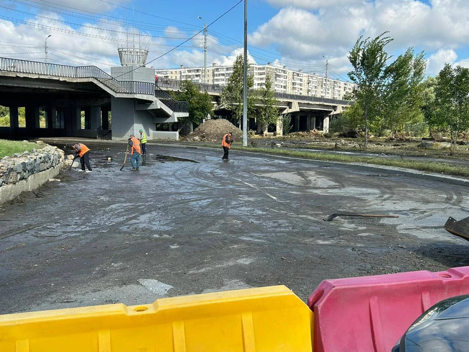 Рабочие очищают дороги после потопа. Фото: администрация Челябинска
