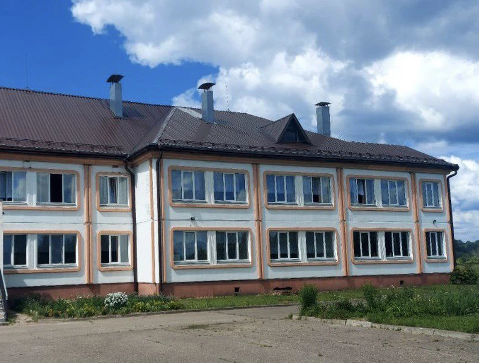 В здании Погорельской школы Зубцовского округа заменена кровля.