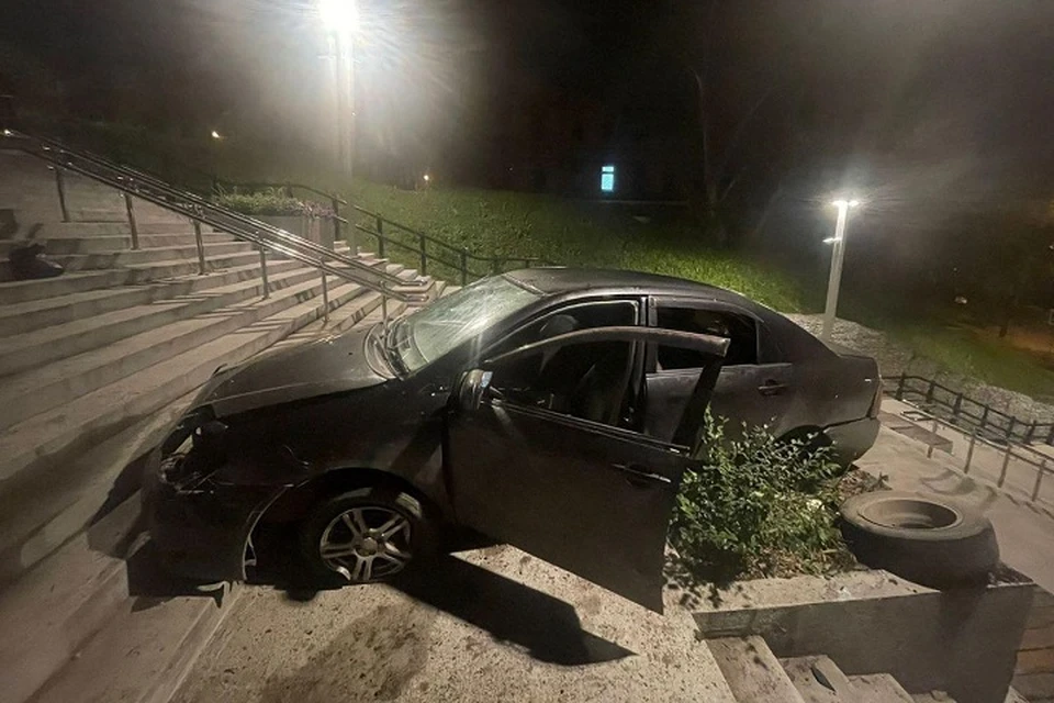 Молодой водитель устроил автопаркур на лестнице в Хабаровске Фото: Госавтоинспекции Хабаровска