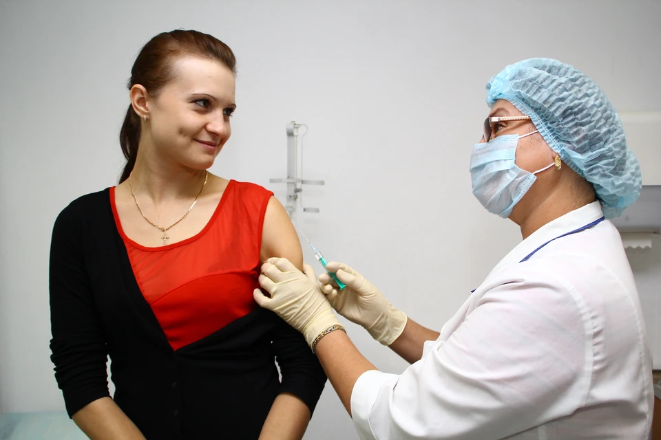 Вакцину скоро привезут во все поликлиники
