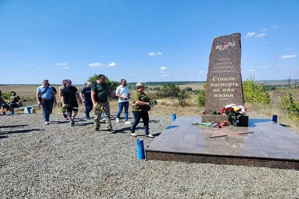 В Троицко-Харцызске ДНР почили память бойцов, защищавших поселок в 2014 году. Фото: Администрация города Харцызска