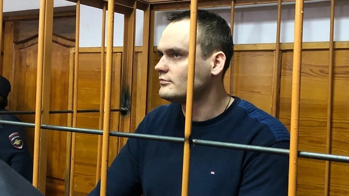 Trener shtanga ostida sport zalida yosh fotosini sikdi.