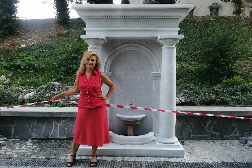 Возле Пушкинского фонтана можно сделать красивые фото.