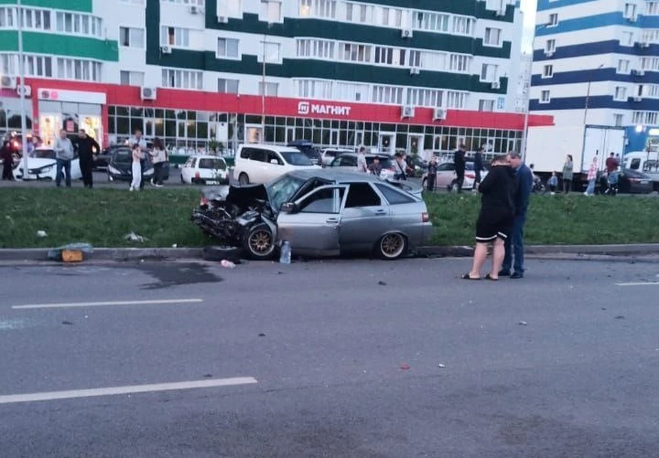 Водитель отечественного авто и два пассажира иномарки доставлены в больницу