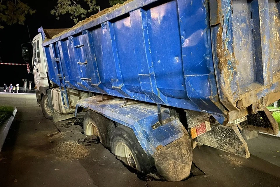 Грузовик провалился под асфальт на набережной Хабаровска