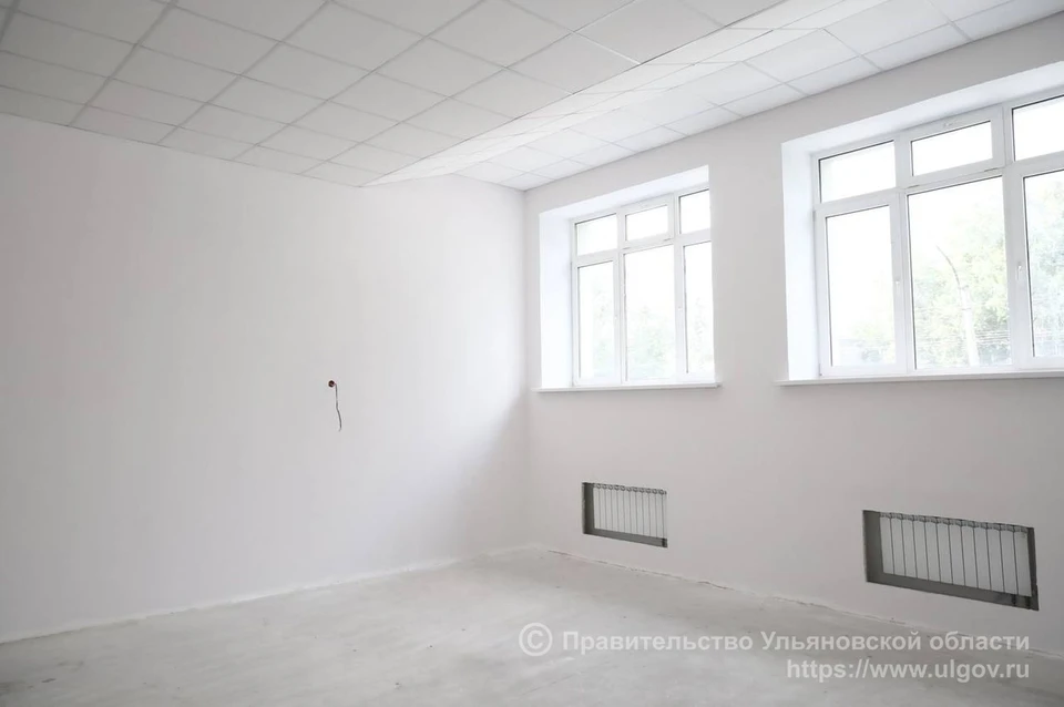 В гимназии №2 города Ульяновска по просьбе родителей ремонтируют помещение школьного театра. Фото правительство УО