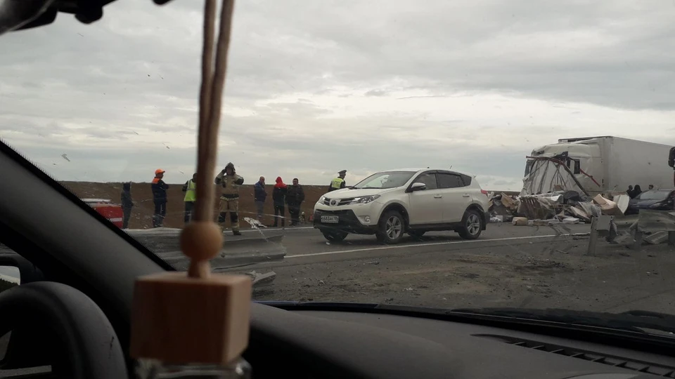 На месте погибли трое в автомобиле ВАЗ и водитель одной из фур. Фото: читатель «КП-Челябинск»