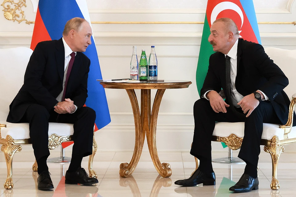 Владимир Путин и Ильхам Алиев во время беседы в комнате переговоров резиденции "Загульба". Фото: Вячеслав Прокофьев/пресс-служба президента РФ/ТАСС