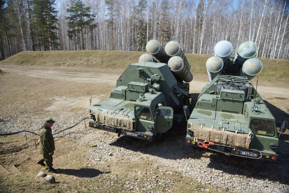 Российские расчеты ПВО сбили украинскую ракету над Курской областью.