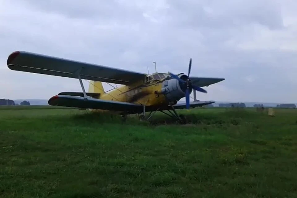 МЧС: Самолет АН-2 с людьми на борту совершил жесткую посадку в Северной Осетии Фото: Семен Синявский