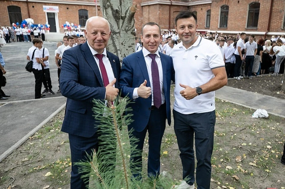 В память о событии во дворе вуза высадили саженцы молодых сосен. Фото: ТГ/Моргун