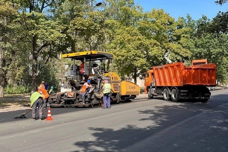 В центре Горловки дорожники продолжают ремонт дорог. Фото: Минтранс ДНР