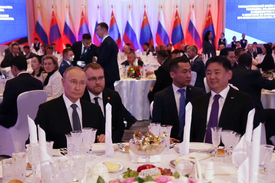 Президент Монголии Хурэлсух угощал Путина крем-супом из лобстера и панна-коттой. Фото: via REUTERS.