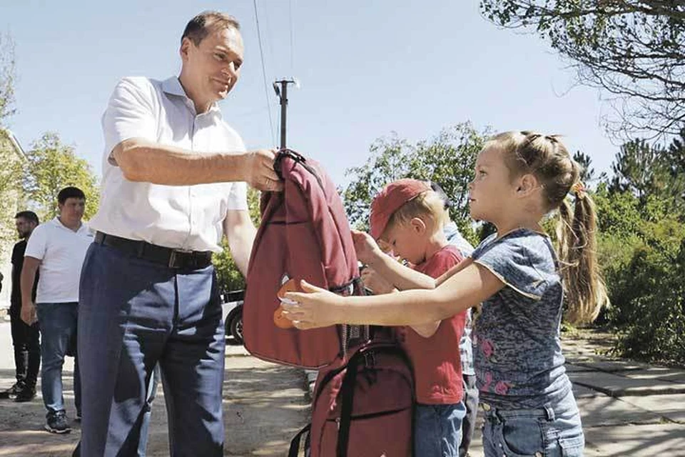 Артем Здунов вместе с губернатором Херсонской области Владимиром Сальдо осмотрели ход капитального ремонта Вадимовской школы села Преображенка.