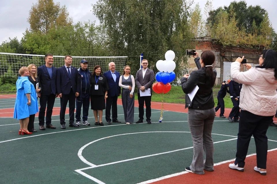 Летом на ней будут играть в волейбол, баскетбол, а также заниматься воркаутом. Фото: администрация Новокузнецка