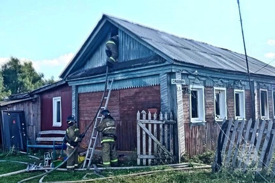 Горящий дом тушили 28 пожарных-спасателей