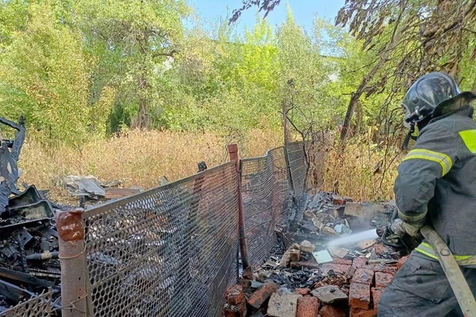 В Луганске на улице Летная 9 сентября в 9:20 горел сарай во дворе частного дома, огонь мог перекинуться на жилье. Фото - МЧС ЛНР