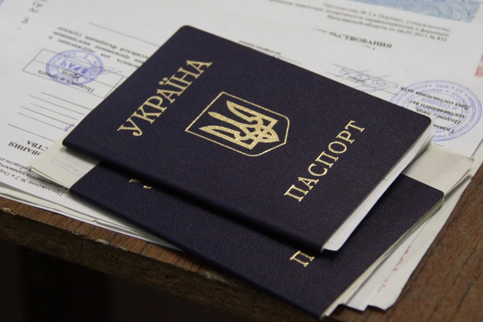 Нотариусы имели национальные и заграничные паспорта Украины