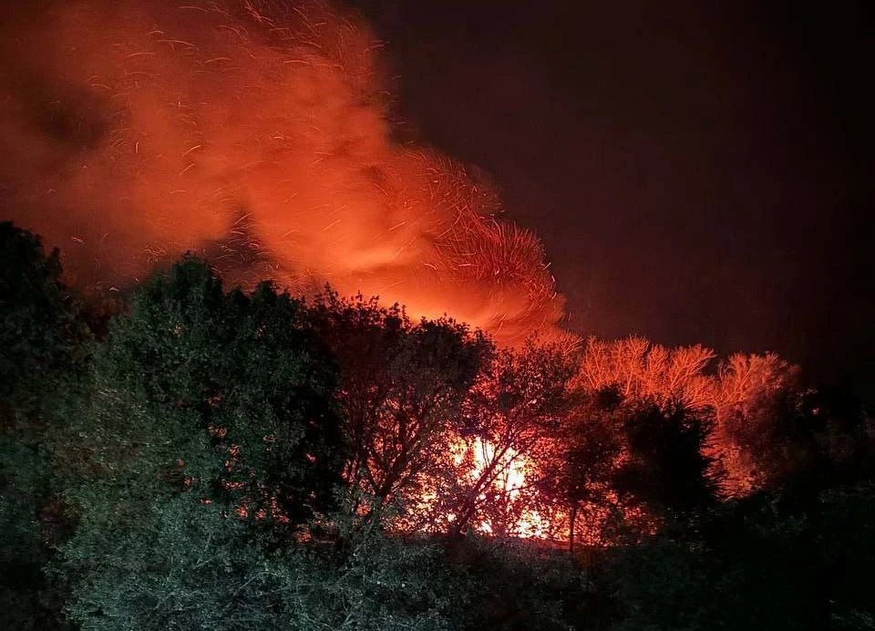 Заброшенное здание полностью сгорело в Новомосковске Тульской области. Фото: "Тула с огоньком".