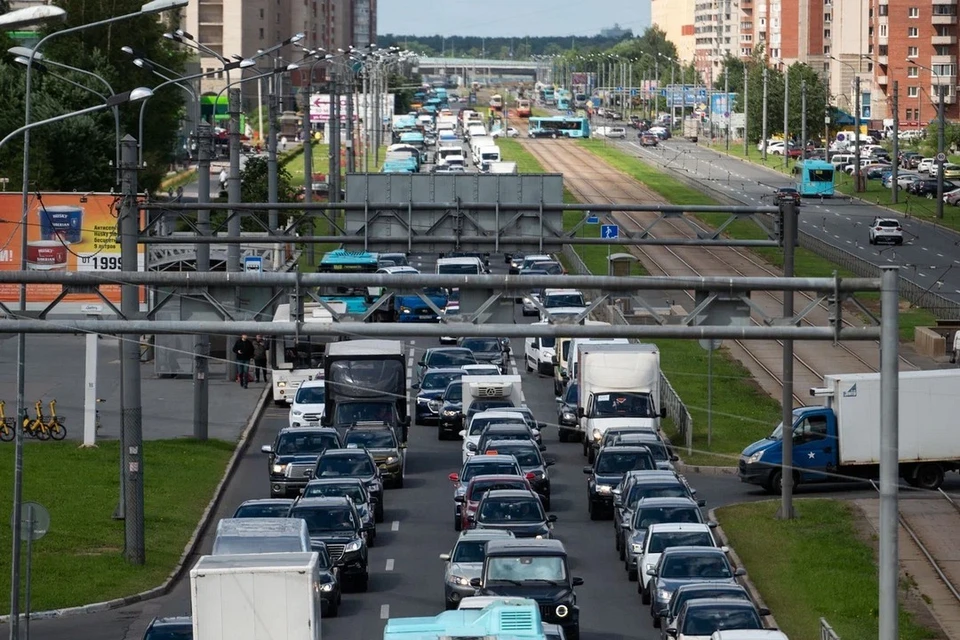 Автомобили и автобусы встали в семибалльных пробках в Петербурге.