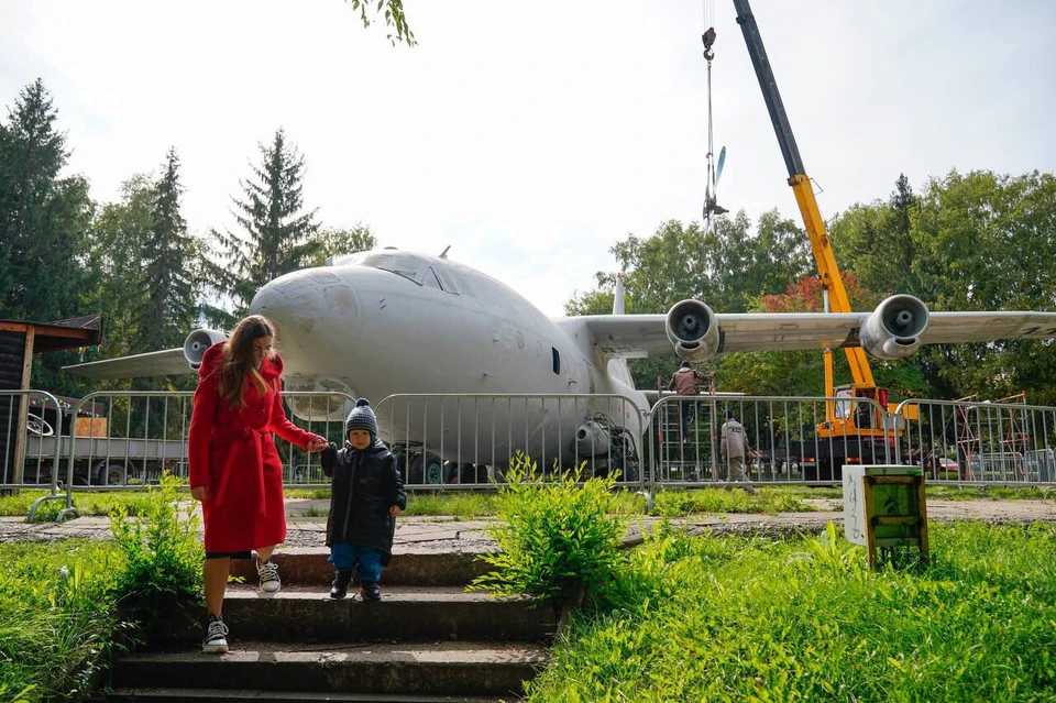 АН-12 в кемеровском парке "Антошка" оснащают двигателями. Фото - пресс- служба администрации Кемерова