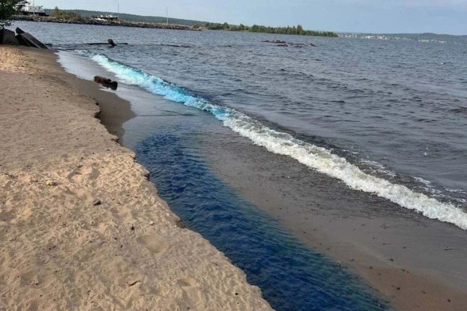 Специалисты проверят, что стало причиной синего цвета воды. Фото: Ника Плюс