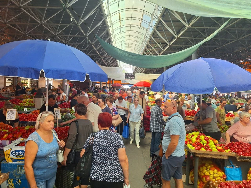 Народу на Центральном рынке много, а покупателей нет.