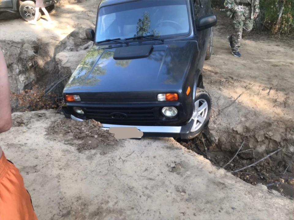 В тульских Кондуках «Нива» застряла в провале почвы. Фото: «Автоспас01 Служба помощи на дороге и бездорожье».