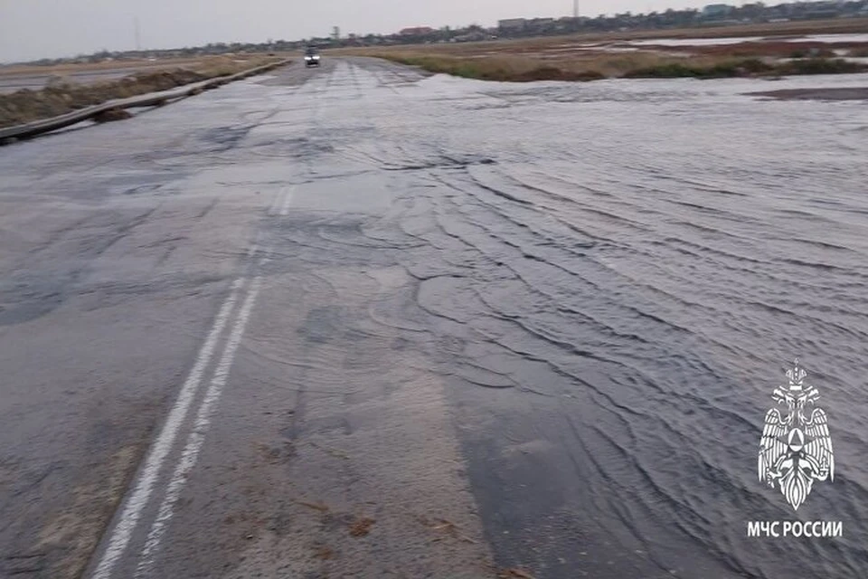 Перелив воды произошел на дороге в Геническом районе. Фото: ГУ МЧС России по Херсонской области.