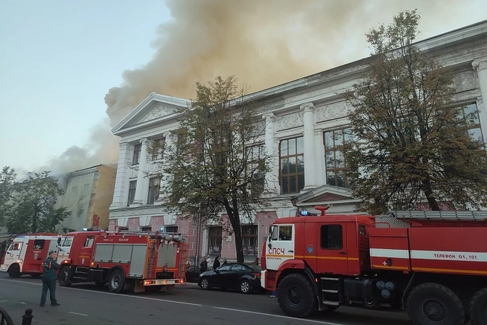 Из-за пожара в доме №15 на улице Советской приостановили занятия во Дворце пионеров. ФОТО: читатель КП