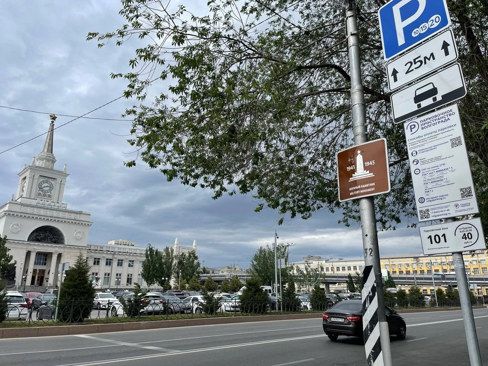 Ставить машину на платной парковке можно по абонементу.