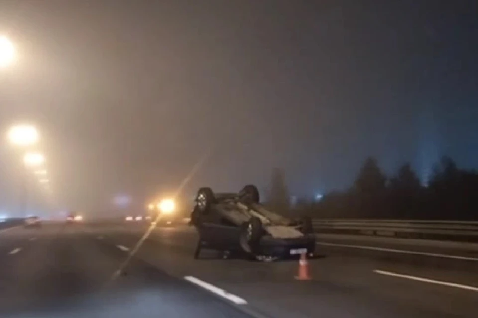 В Петербурге на КАД перевернулся Volvo.