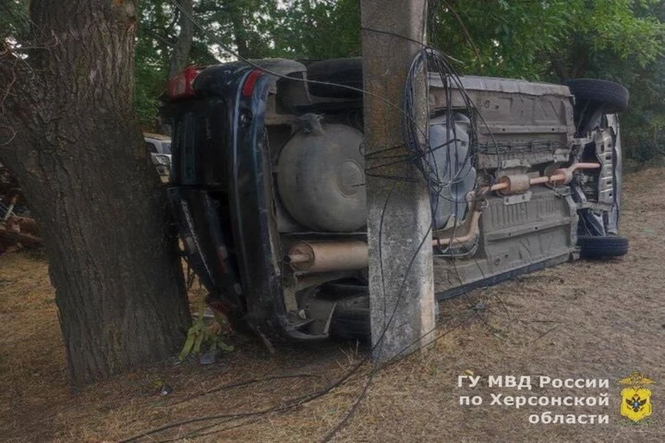 В перевернувшейся машине в Каховке погиб водитель. Фото: ГУ МВД России по Херсонской области.