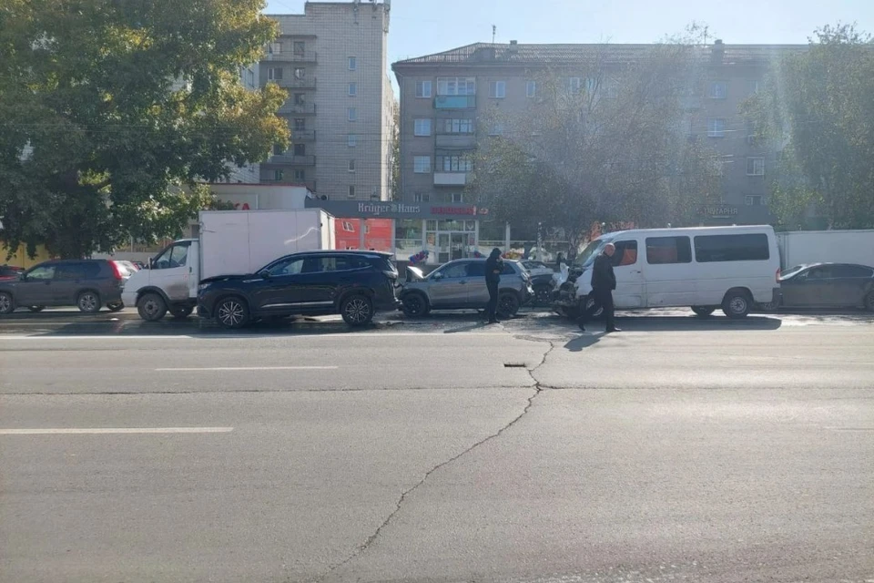 В массовом ДТП у «Золотой Нивы» в Новосибирске пострадал водитель. Фото: ГАИ Новосибирской области