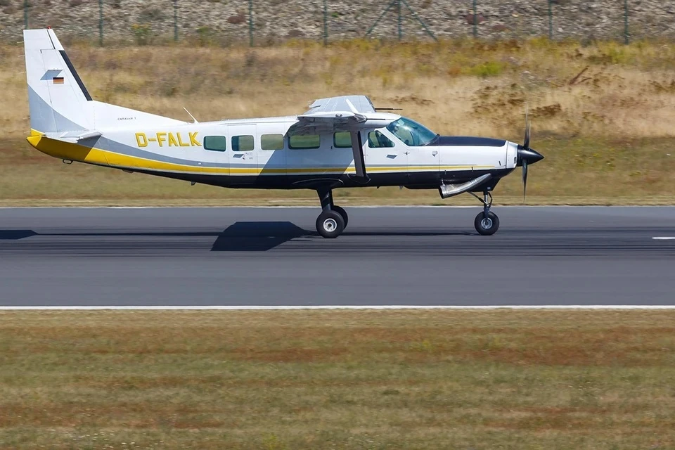 Бизнес-джет Cessna врезался в здание аэропорта в Тетерборо из-за отказа тормозов
