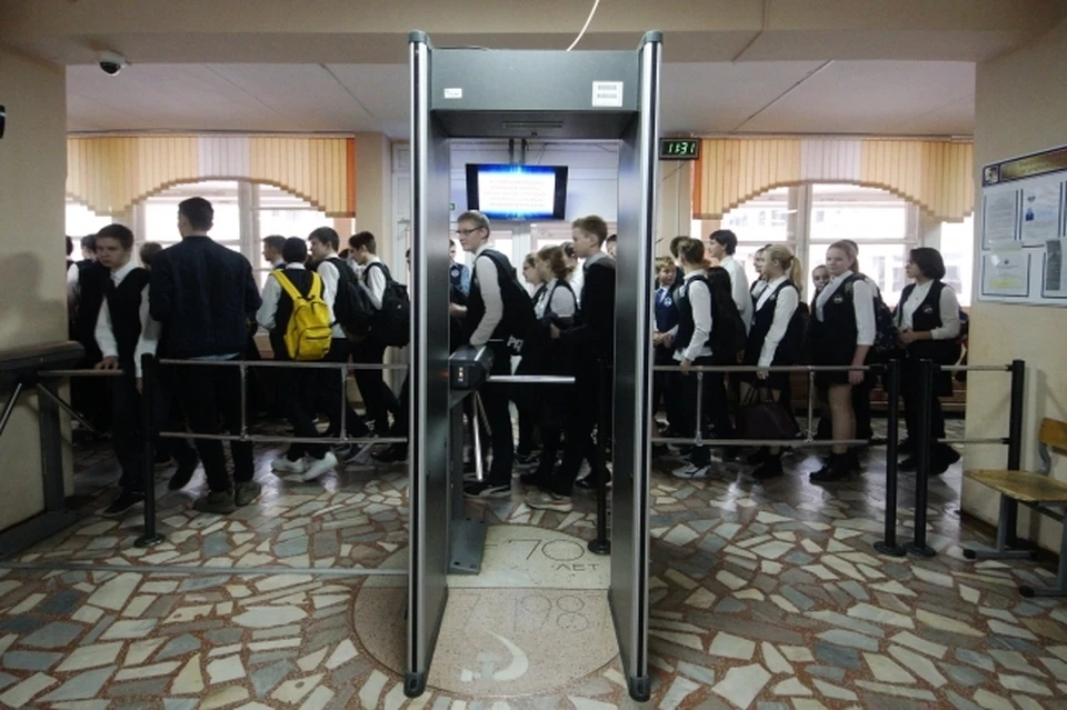 В Новосибирских школах усилят меры безопасности после инцидента в челябинской школе.