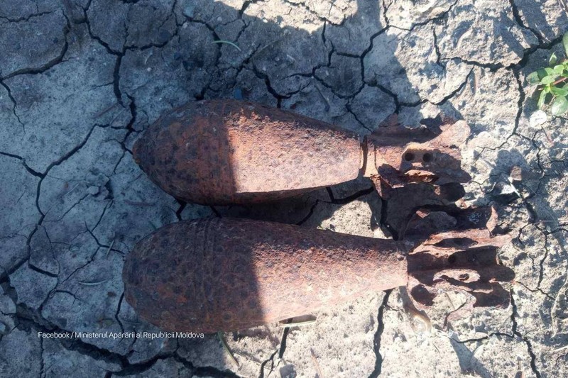 Сельчанин нашел две бомбы во дворе собственного дома. Фото: министерство обороны Молдовы.