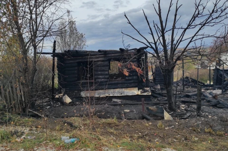 Дом сгорел дотла, под завалами нашли тела дух мужчин. Фото: СКР по Свердловской области