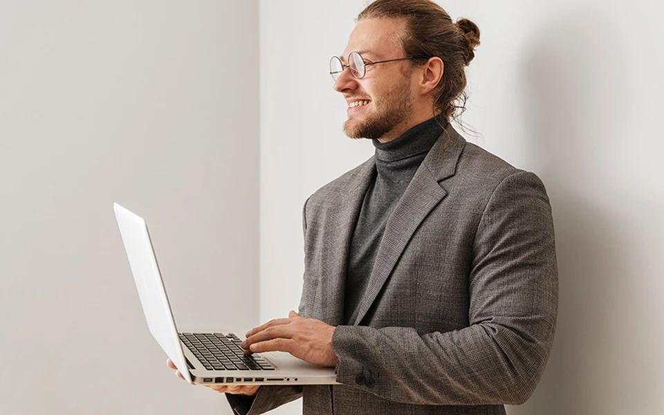 Фото: ru.freepik.com/free-photo/medium-shot-smiley-man-holding-laptop_22632491.htm#fromView=image_search_similar&page=1&position=19&uuid=ebdb2cc8-ab2b-4b7b-b68b-61aaa1afd8d7