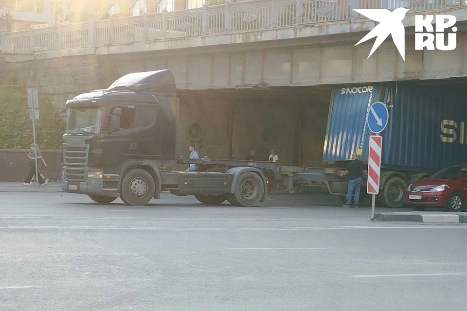 В Новосибирске несколько авто стали жертвами моста глупости на Красном проспекте