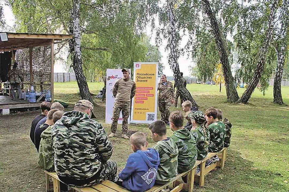 Максим прочитал для детей уже пять лекций вместе с Российским обществом «Знание». Фото: Телеграм-канал Анны Цивилевой