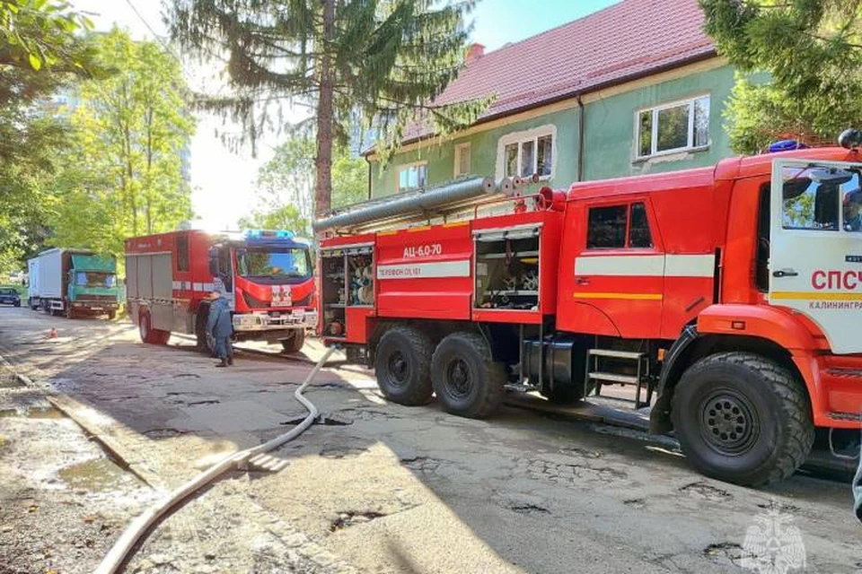 На месте происшествия работали два экипажа огнеборцев.